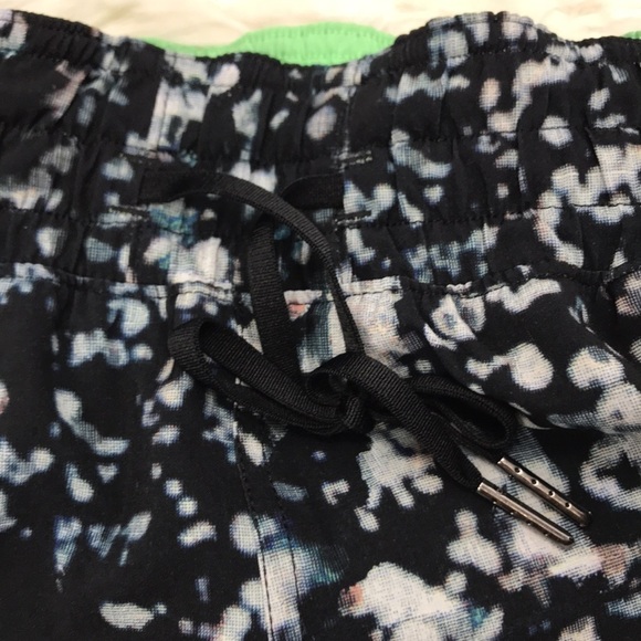 Lululemon Choose A Side Short *3" Pixel Haze Multi Black / Dragonfly - Picture 3 of 7